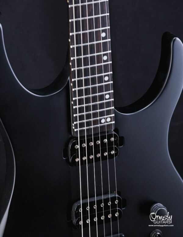 Ormsby Hype GTI Interceptor Black -kitara lähikuvassa.