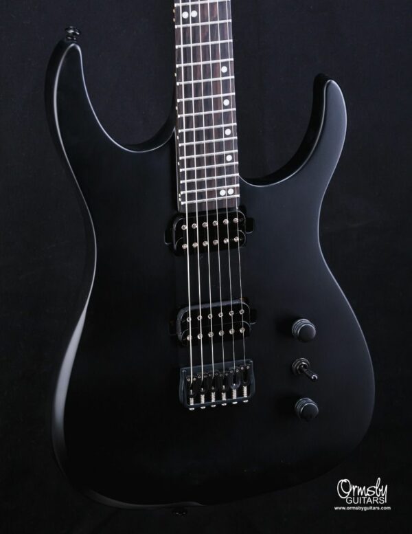 Ormsby Hype GTI Interceptor Black -kitaran runko lähikuvassa.