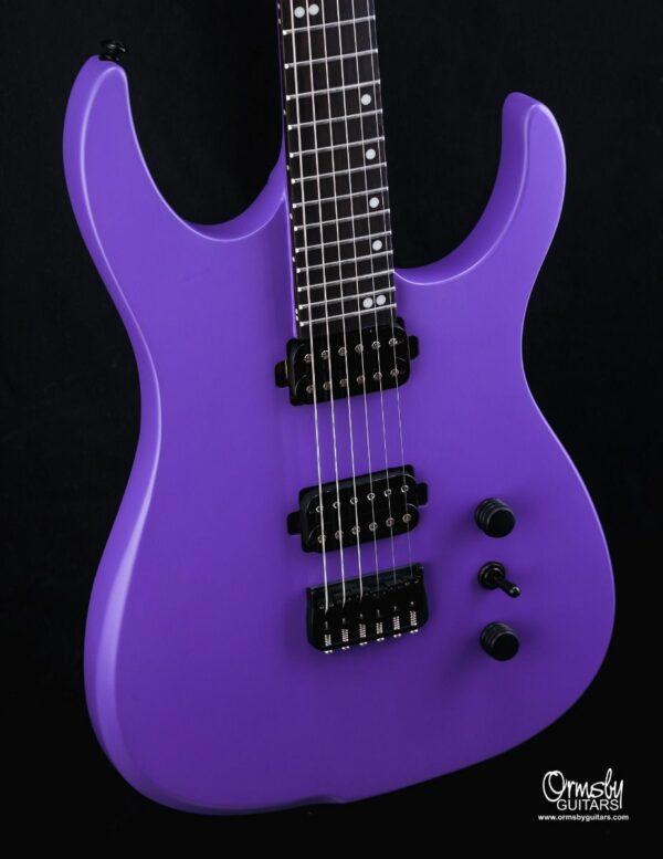 Ormsby Hype GTI Violet Mist -kitaran body lähikuvassa.